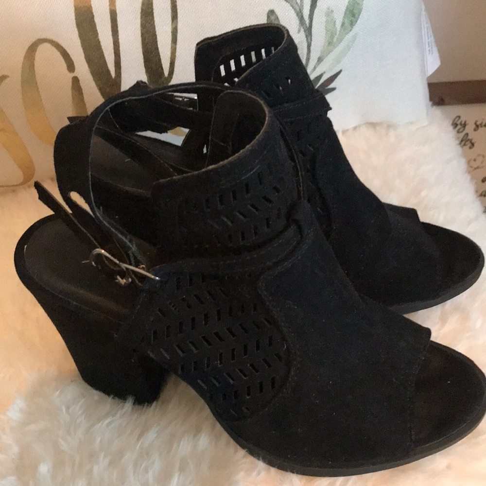 American Eagle black peep toe shoes